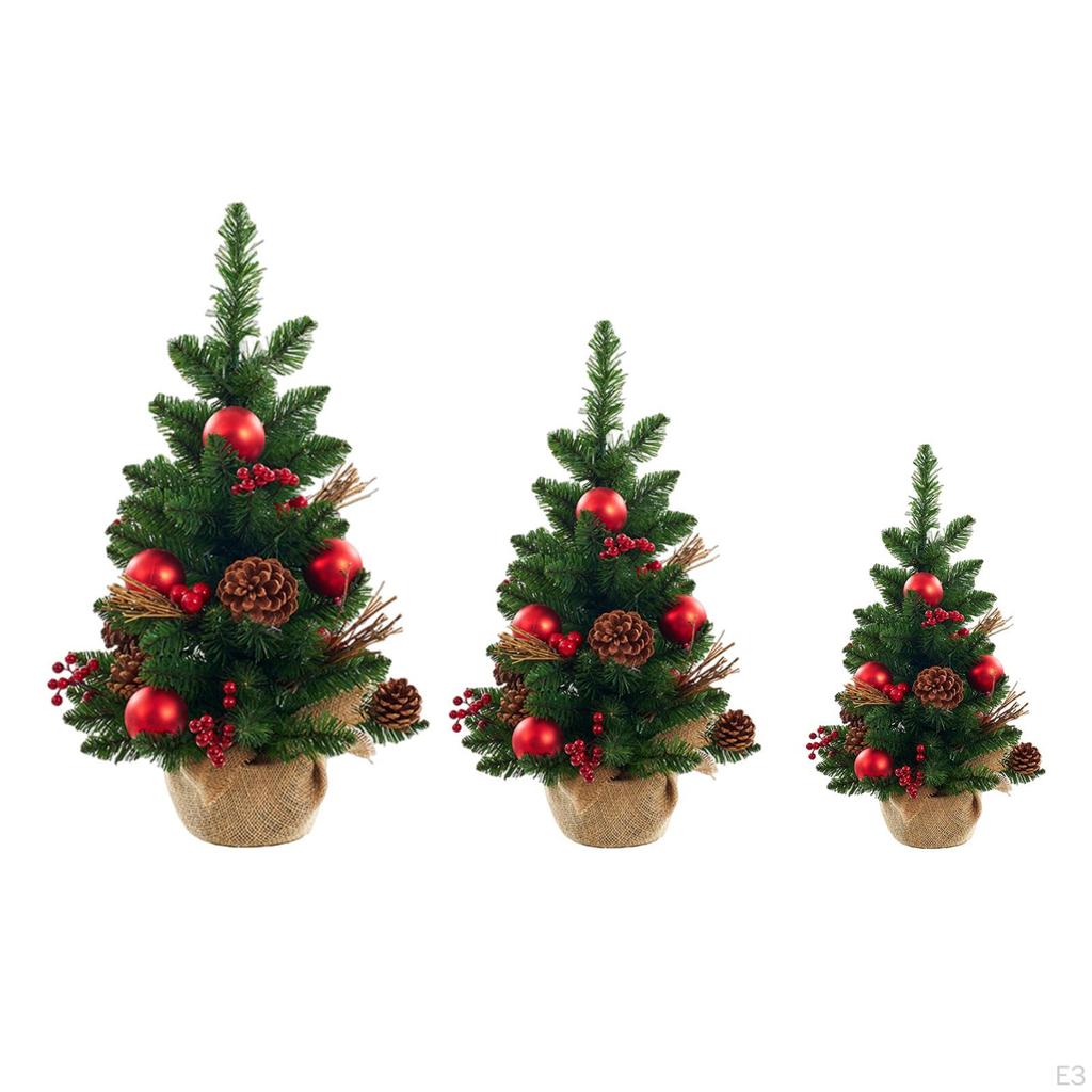Slavnostní mini vánoční stromek s bobulemi a šiškami