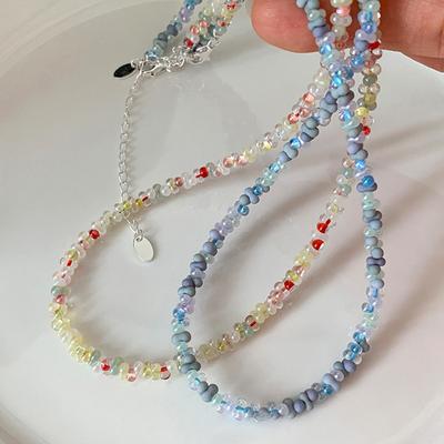 Collana con perline a forma di fiore piccolo, colore dopamina estivo, design di nicchia femminile, senso della moda, catena versatile per il collo, catena per clavicola