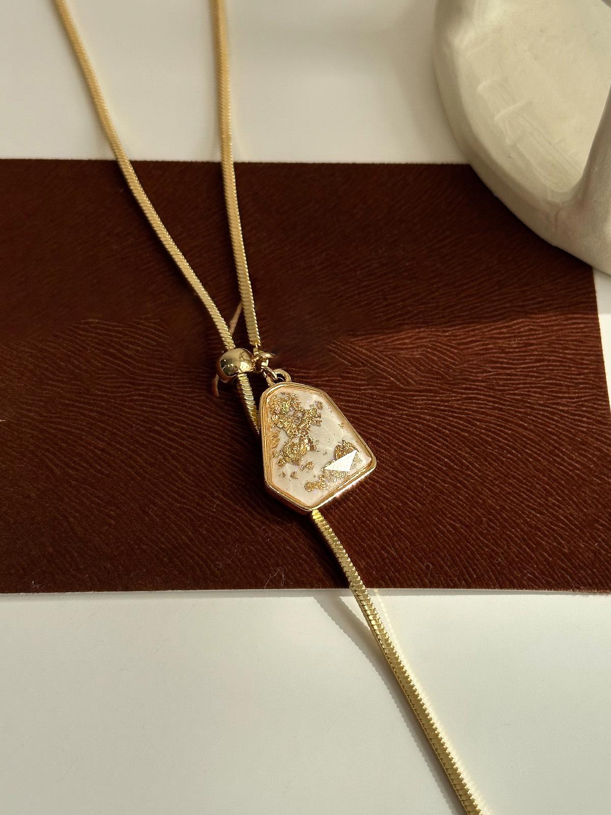 

Resin diamond-encrusted adjustable necklace, versatile sweater chain, simple yet elegant neckpiece