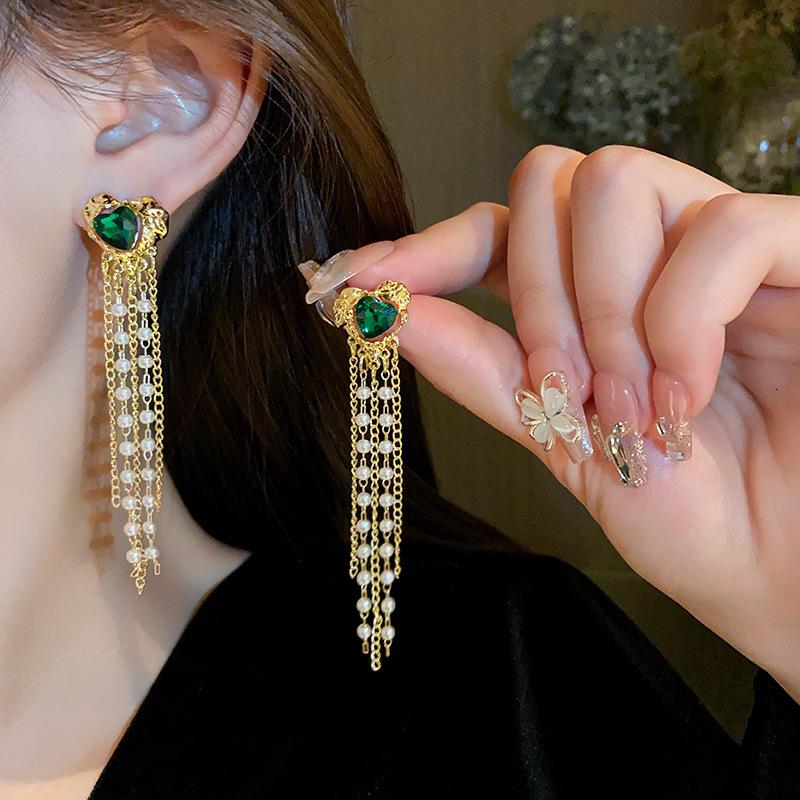 Retro green love pearl chain fringed earrings 111 silver needle fashion light luxury design long earrings 925 silver needle