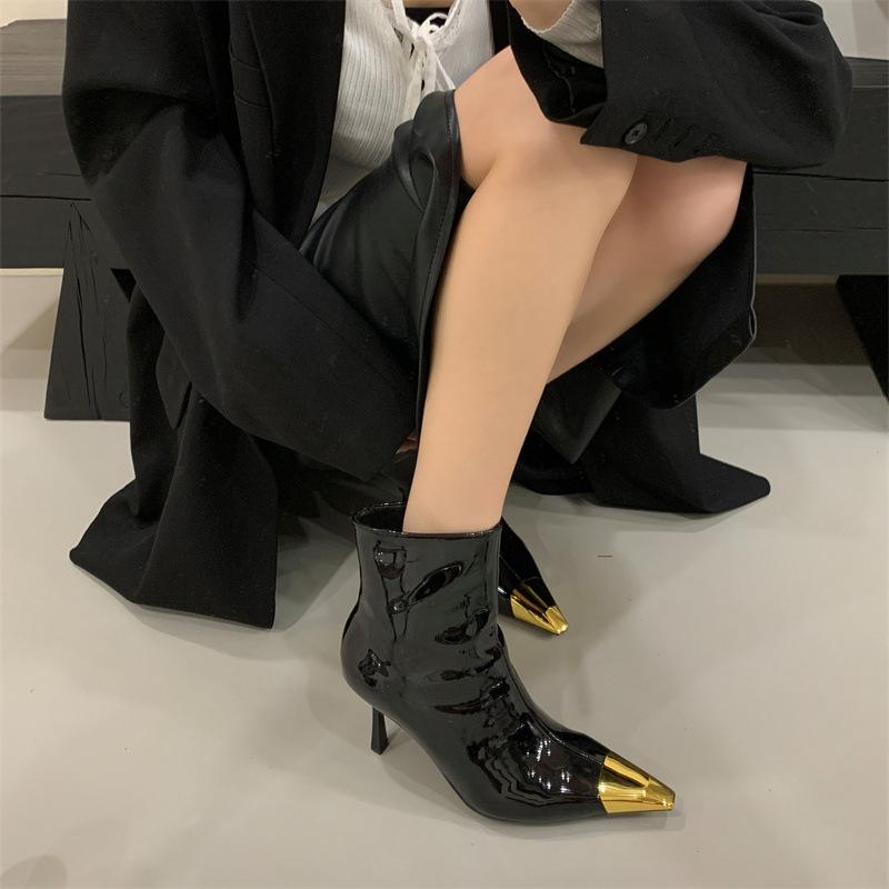 Miting kurze Stiefel Lackleder Metall spitz schwarz dünne Stiefel Damen Herbst und Winter neu hochhackig Temperament kurze Stiefel Damen