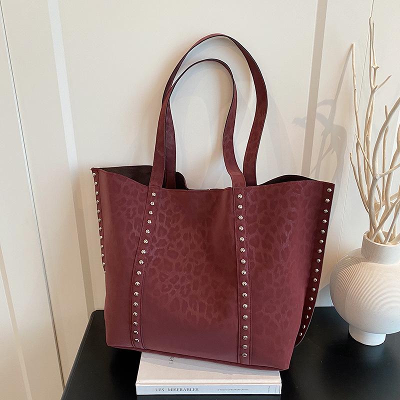 

Вместительная ручная сумка под мышкой, женская ретро-тренд, ручная модная сумка на плечо, европейские и американские красотки, сумка-тоут с заклепками бордовый