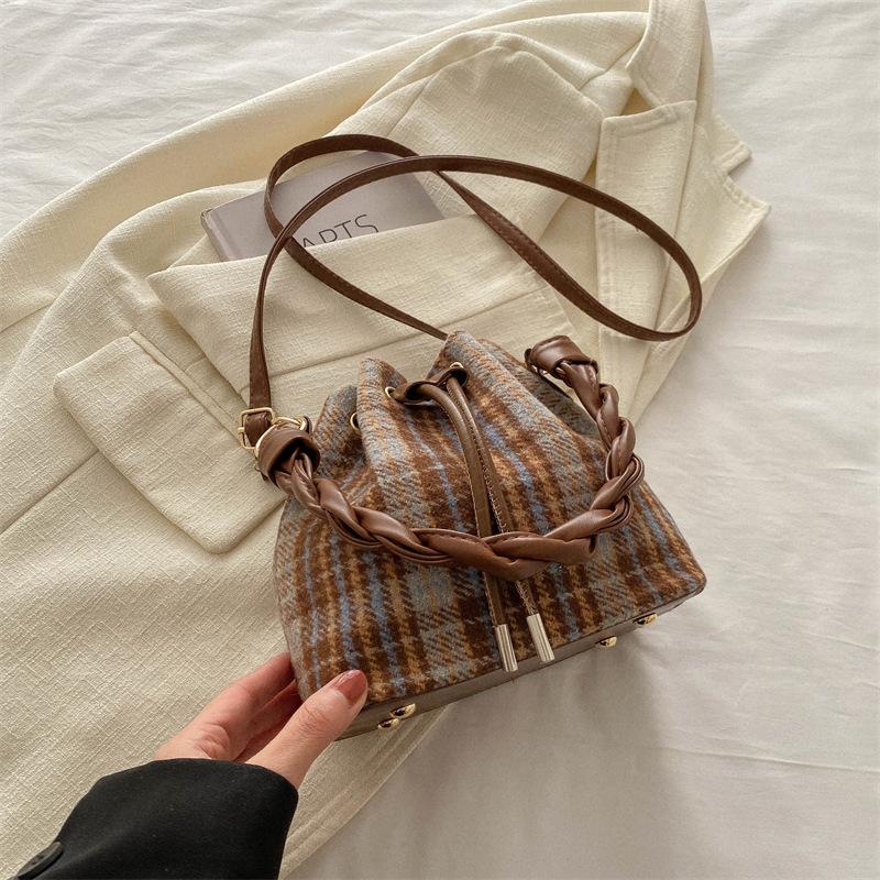 

Simple fashion bucket small bag women s 2025 winter new fashion casual shoulder bag simple fashion messenger bag
