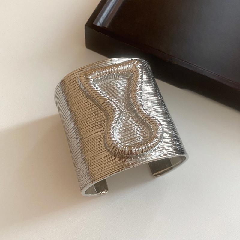 High-End Retro Hourglass Bangle: Luxury Texture Women's Statement Jewelry
