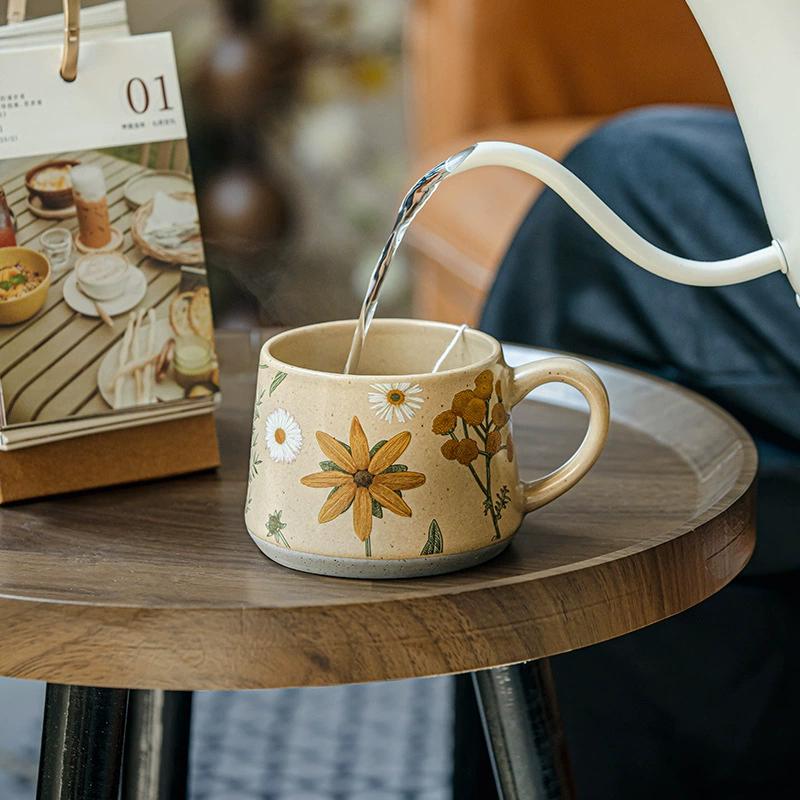 Stor keramisk kaffemugg 360ml, Söt kopp för kvinnor, Idealisk för te eller kaffe, Handmålad blommig design keramikmugg, 1 st
