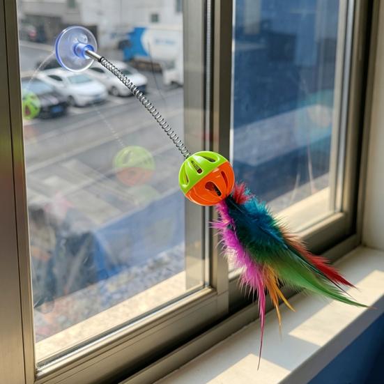 Lustiger Katzenangel mit Saugnapf, Federstange Interaktives Katzenfeder-Spielzeug mit Glöckchen, Buntes Feder-Teaser-Spielzeug für Wohnungskatzen und Kätzchen