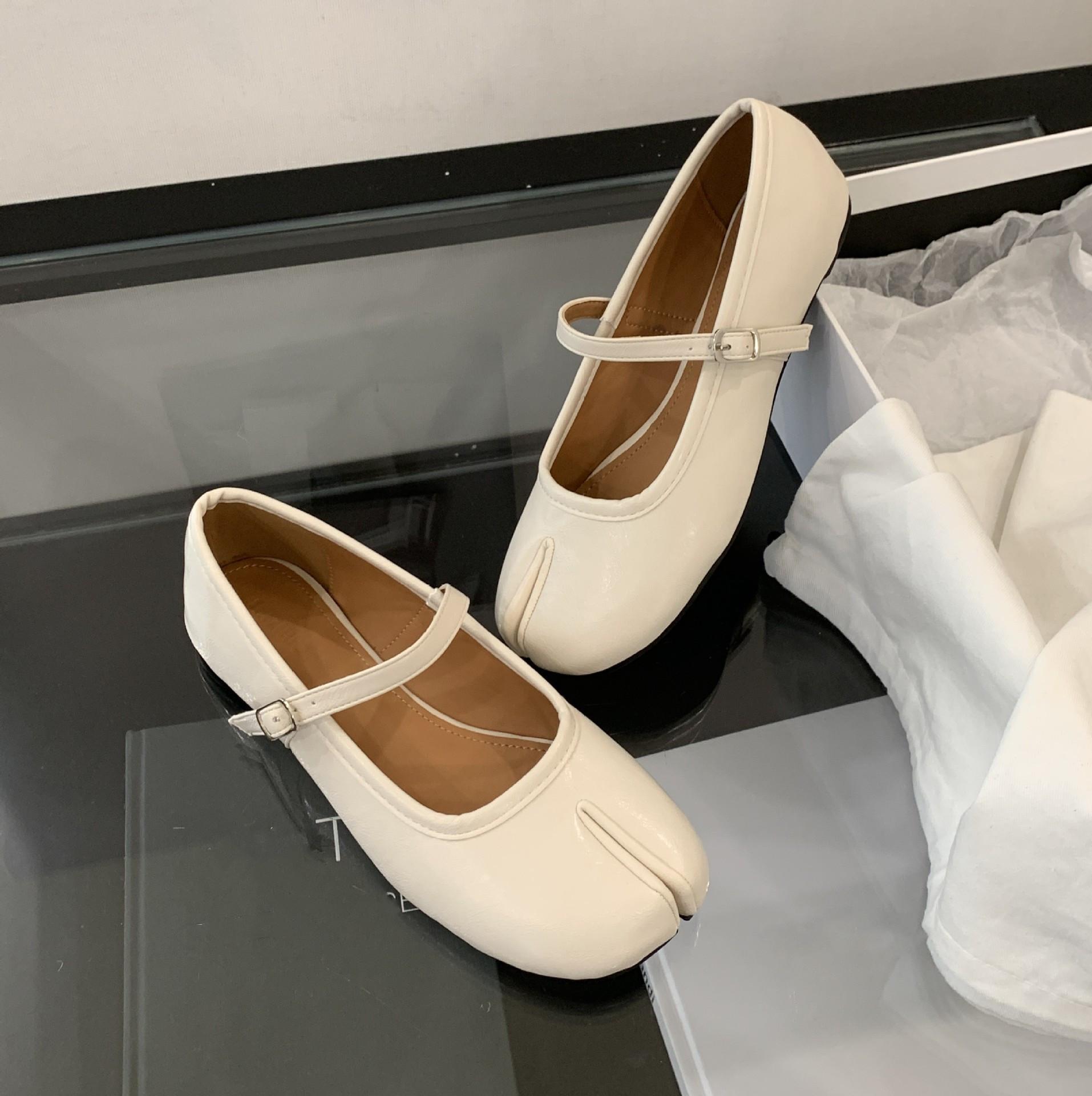 

Модные туфли-балетки IPPEUM с раздельным носком, туфли Мэри Джейн с ремешком, Новая мода 2025, бордовые балетки 245 белый