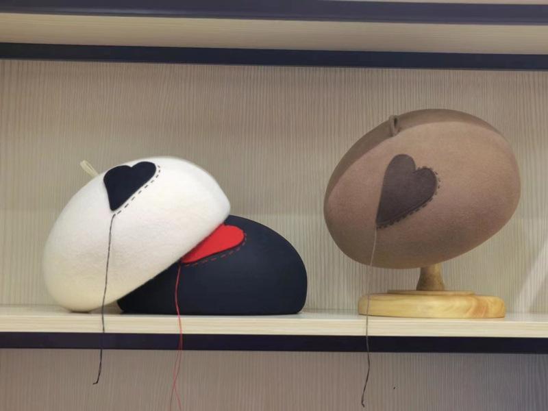 2022 New Fashion Western Style Large Love Sticker Small Label Wool Beret Women Vintage Painter Hat Fashion Felt Hat