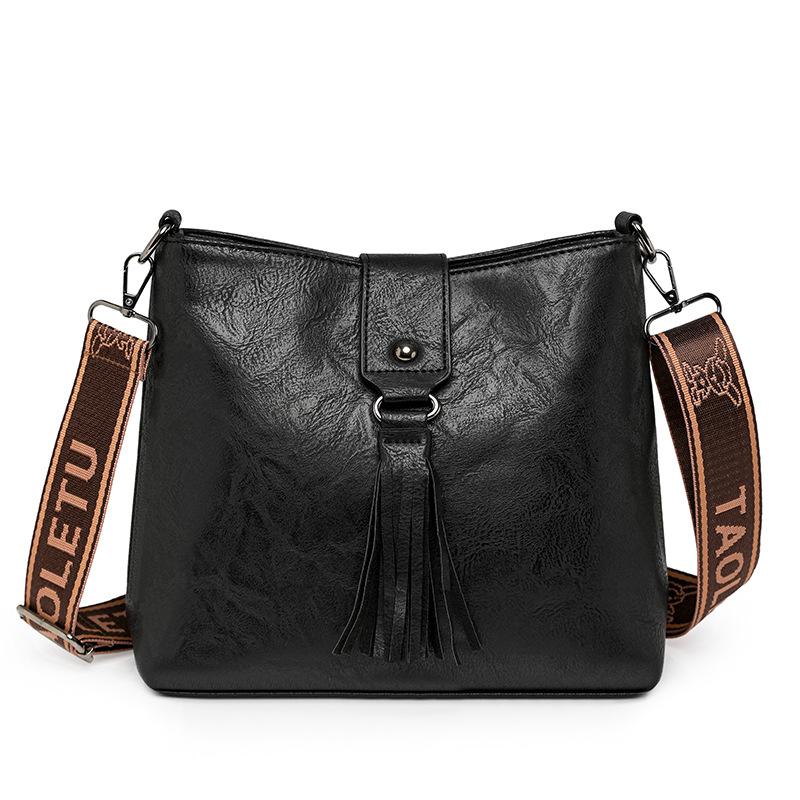 

New personalized messenger fringed fashion portable shoulder bag women s underarm bucket bag чорний
