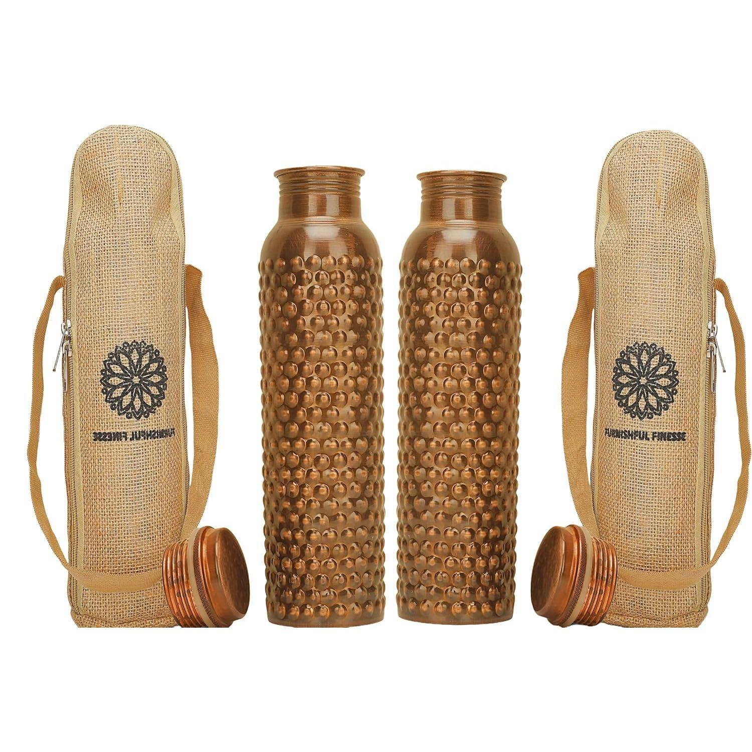 

Набор из 2 бутылок из чистой меди с точечной чеканкой и сумкой для переноски для питьевой воды, не содержащих BPA, герметичных, улучшающих пищеварение и здоровье печени по Аюрведе - 1 литр Set of 2