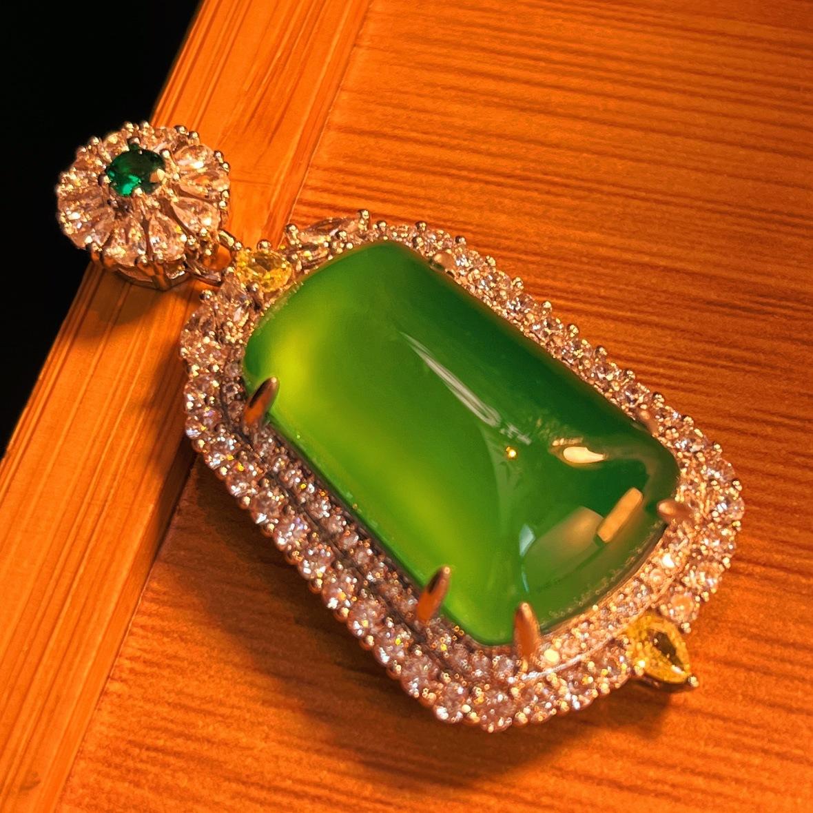 Full Green Yang Green Natural Agate Green Chalcedony Pendant Female Real Shot Fidelity