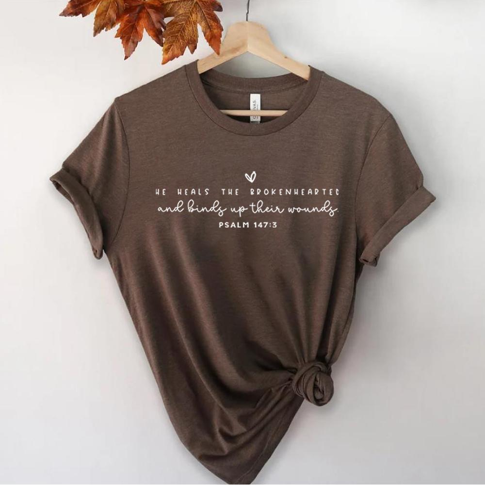 Lui guarisce i cuori spezzati Tshirt Maglietta per il dolore Maglietta cristiana Maglietta di Gesù Maglietta ispiratrice Magliette grafiche unisex Vestiti estetici