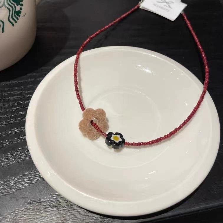 2024 Stylový sametový korálkový choker s hvězdou a květinovým přívěskem