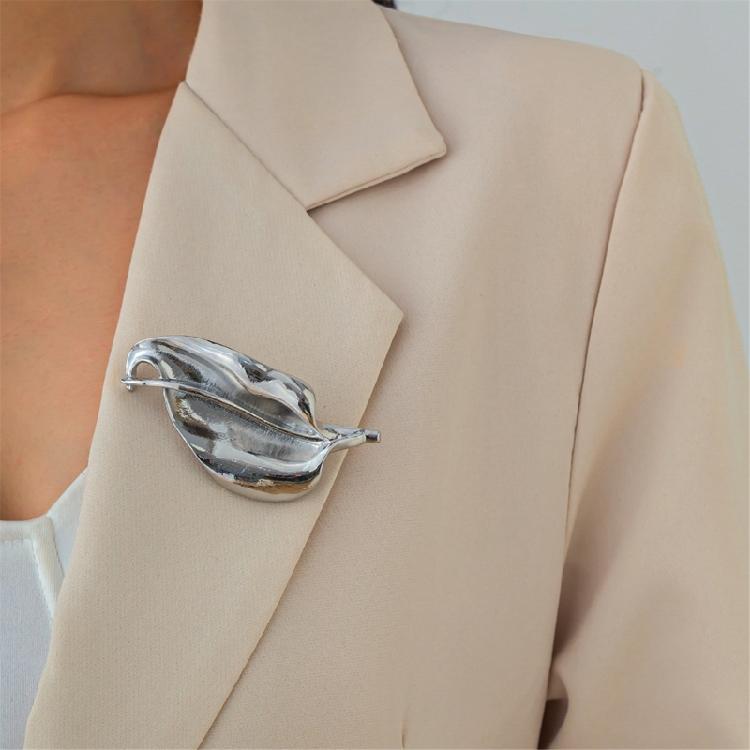 Sophisticated Alloy Irregular Leaf Brooch Trendy Fashion Lapel Pin Accessories for Business Meetings and Social Event