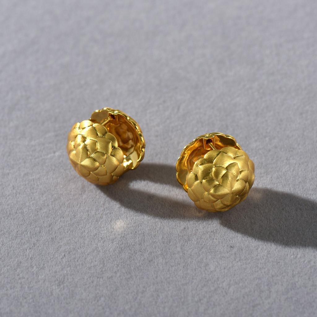 Original Design Simple Fashion Retro Niche Metal Wind Flower Pattern Ear Buckle Gold Versatile Earrings Women