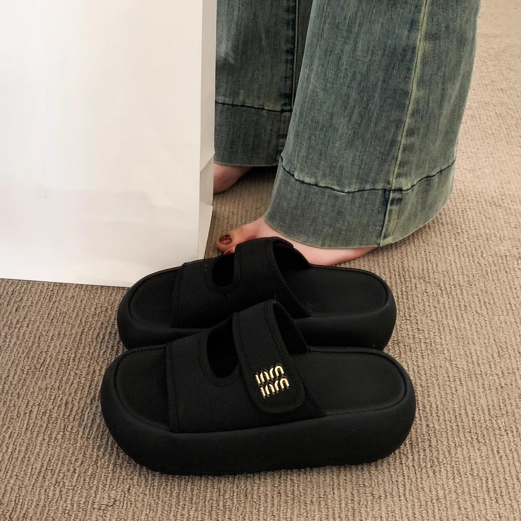 Sandali con plateau per l'estate, super trendy con la gonna, piedi non stanchi, scarpe romane nere a suola morbida