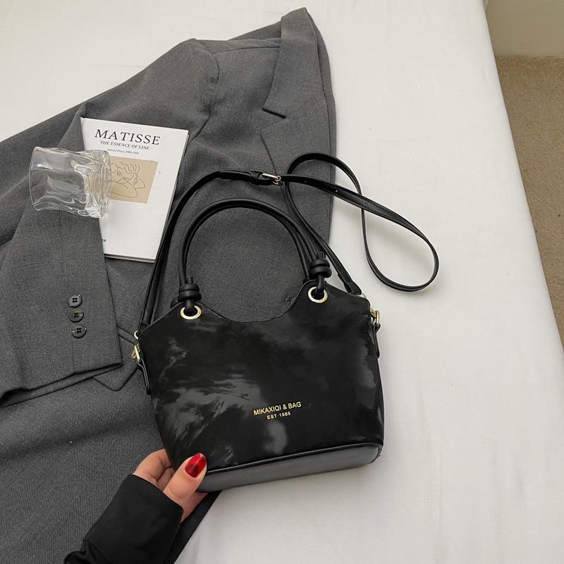 Korean Version of Fashionable Personality Commuting Simple Wind Hand Carrying Bucket Bag Women's Casual Versatile Niche Design Messenger Bag