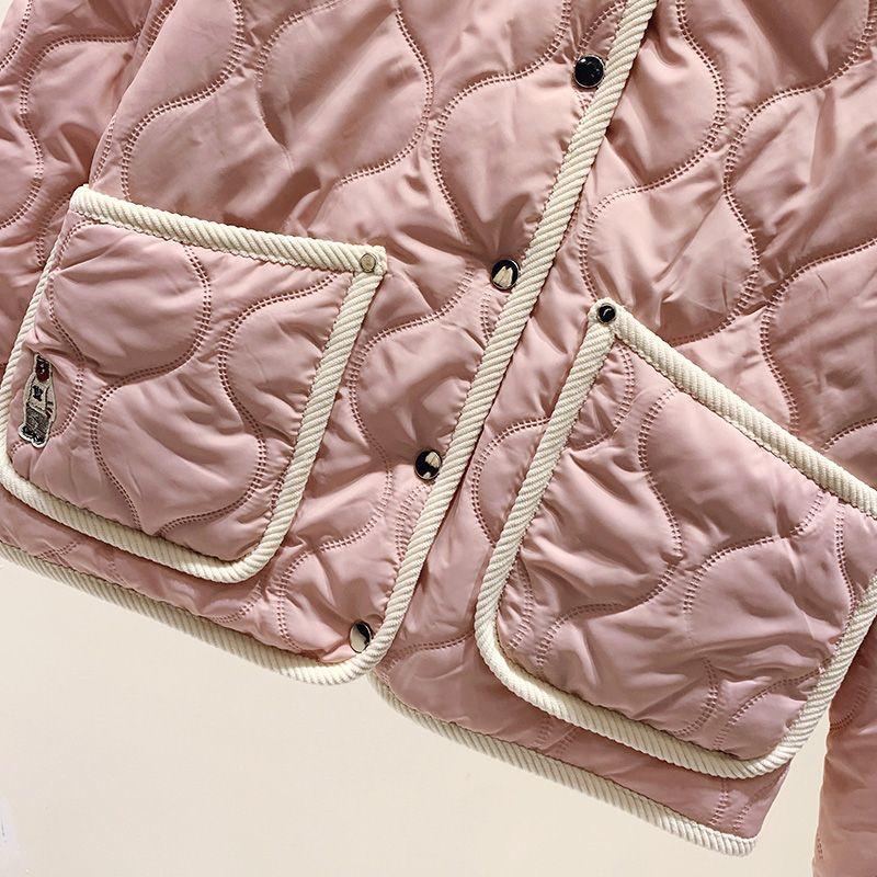 Stylische kurze wattierte Jacke für Studentinnen im College Style mit Slimming Effekt