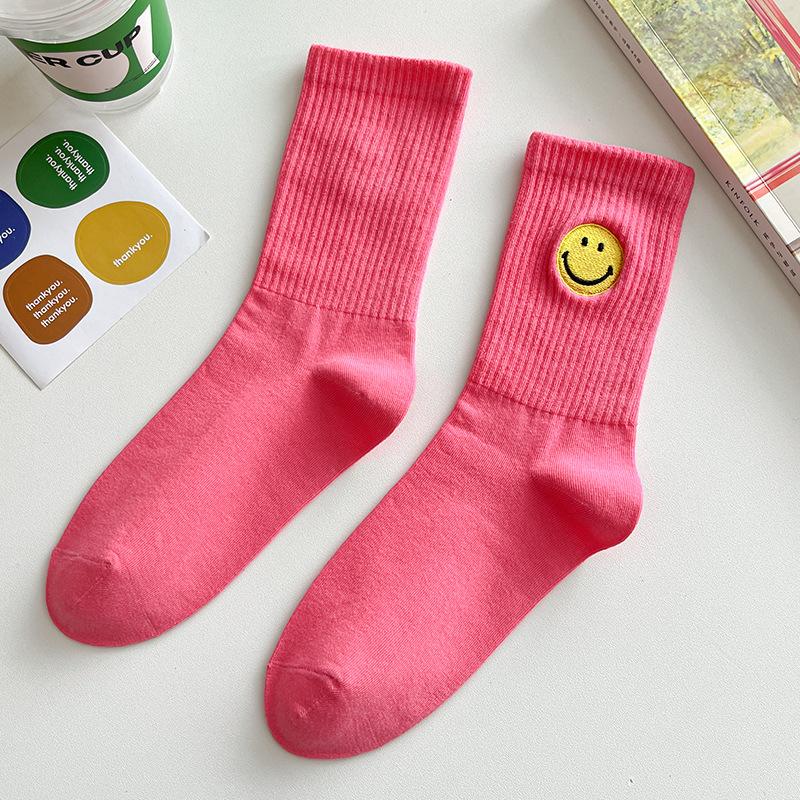 Einfarbige, mittellange Socken mit frischem, lächelndem Gesichtsmuster, schlichtem Design, bequem und atmungsaktiv.