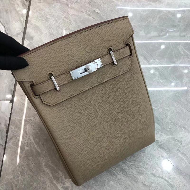 2026 Neues TOGO-Leder geschlechtsneutral gleicher Stil, Rindsleder erste Schicht rundes Schlossloch Brusttasche, einzelne Schulter Kelly-Leder Rucksack