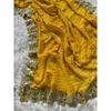 Lanzando un hermoso sari de fiesta de color amarillo con trabajo de espejo de diseño