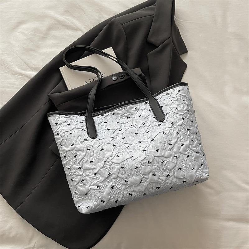 Go To Work Portable Large-capacity Bag Women's New Fashion Polka Dot Tote Bag Sweet Shoulder Armpit Bag
