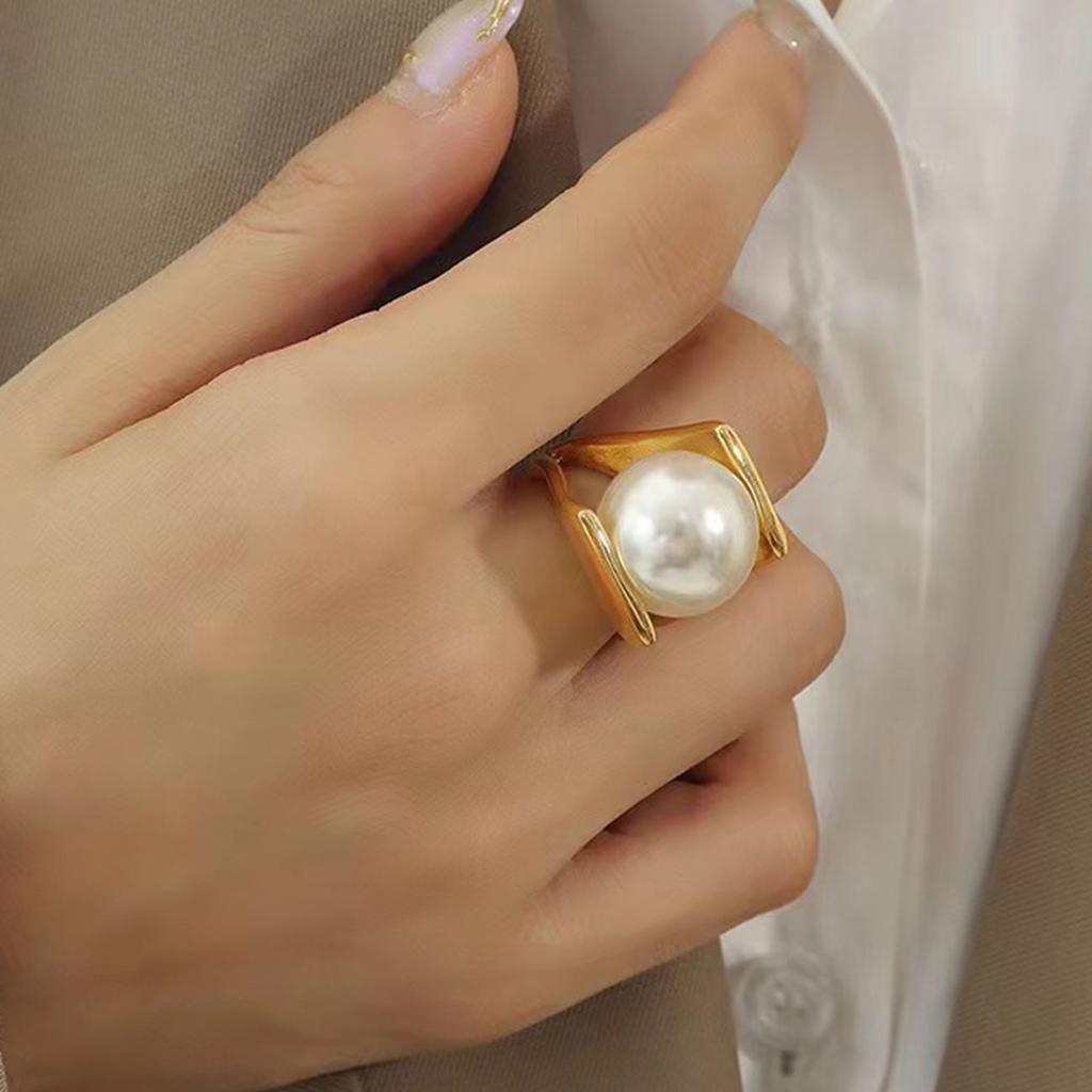 A Women's Y-Shaped French-Style Imitation Pearl Ring, a Stylish and Elegant Piece of Jewelry Suitable for Vacation and Everyday Wear