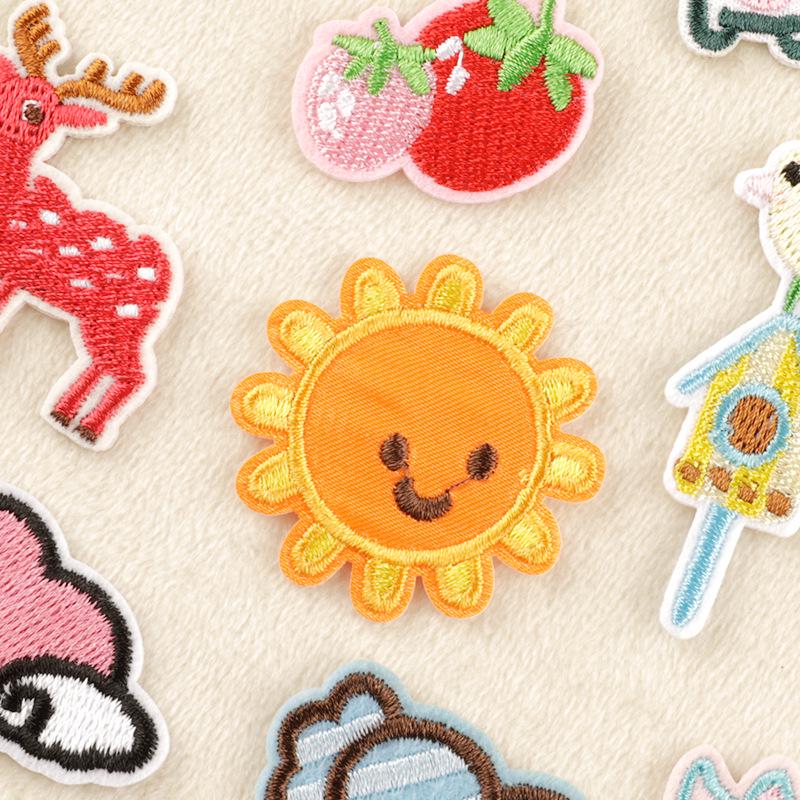 Kreslené zvířecí a ovocné vyšívané nášivky pro DIY oděvní doplňky