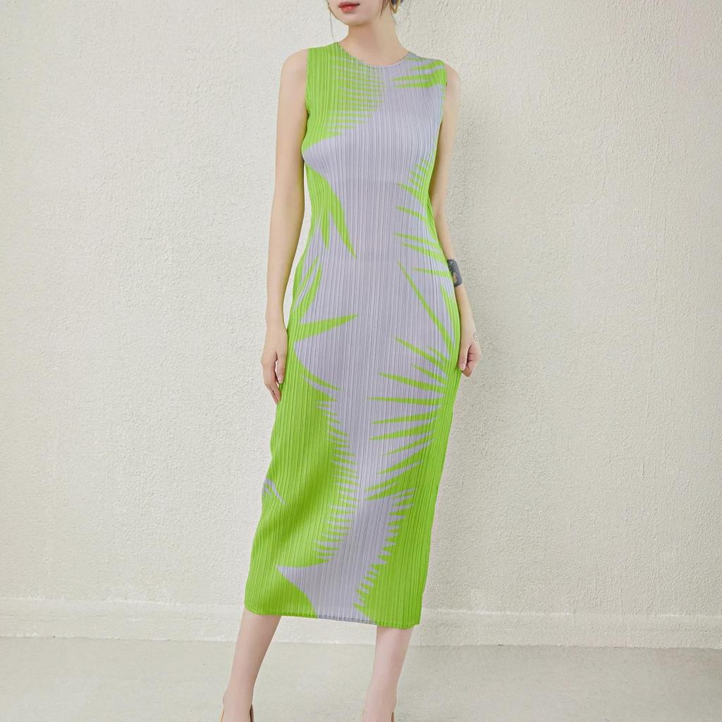 Japanese-Style Sleeveless Pleated Dress - Women's Medium-Length Slim Fit.