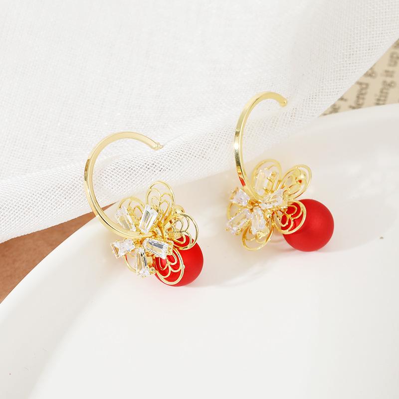

Korean Fashion Girl Earrings Temperament Net Celebrity Wild Red Pearl Crystal Flower Earrings Women s Wholesale Wholesale Gotico червоний