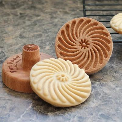 Holz Ausstechform Ausstecher Kekse Stempel Niedlicher Tannenzapfen Blume 3D Kuchen Prägeform Lebkuchen Gebäck- und Backzubehör