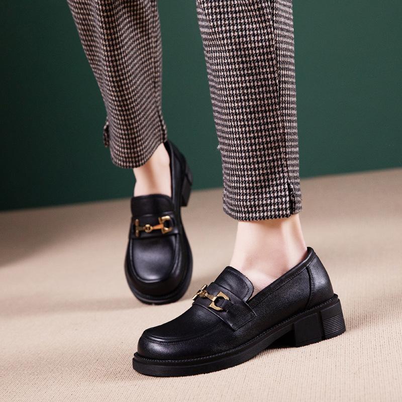 The first layer of cowhide loafers women's 2025 spring new one-pedal leather soft-soled casual commuting small leather shoes women's shoes