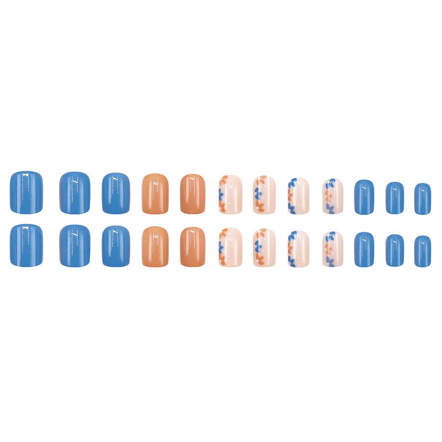 24 Stück Blau mit orangefarbener Nagelkunst, süßes kleines frisches Blumenmuster, modische und süße kurze künstliche Nägel zum Tragen.