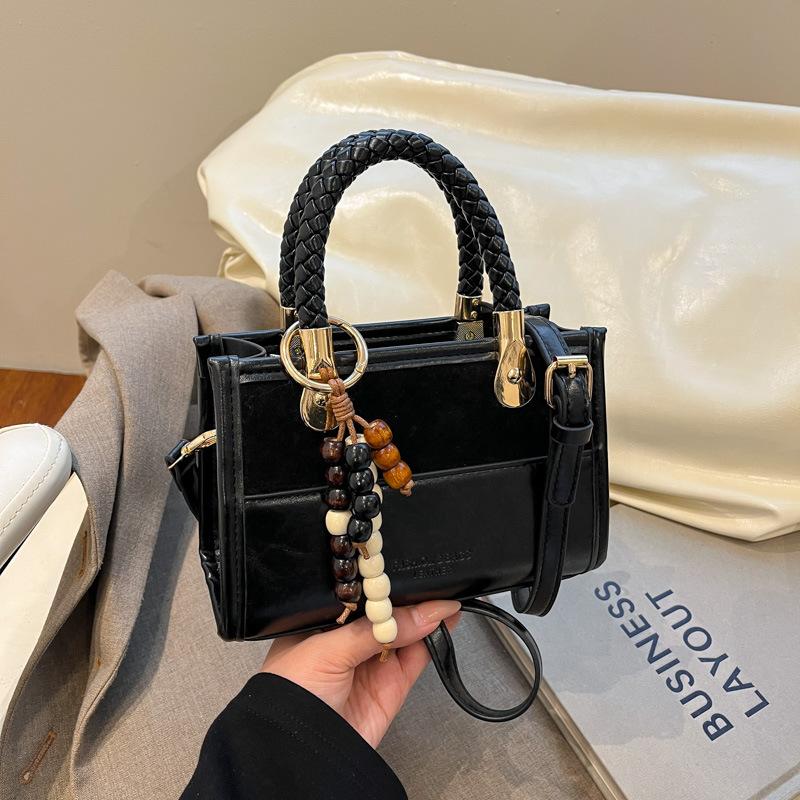 

Texture foreign style niche design bag women s 2025 new popular versatile messenger bag fashionable portable small square bag tide чёрный
