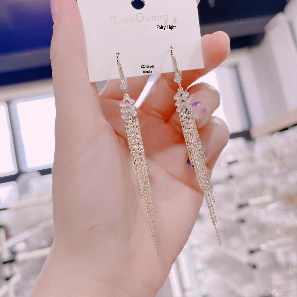 High-End Heart Tassel Earrings: Slimming, Long Dangle for Round Faces - Luxurious and Niche Design