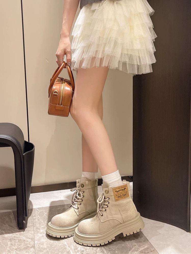 Women's Beige British-Style Retro Motorcycle Boots: Slimming, Thick Sole, Height-Enhancing, Perfect for Spring, Autumn, and Winter.