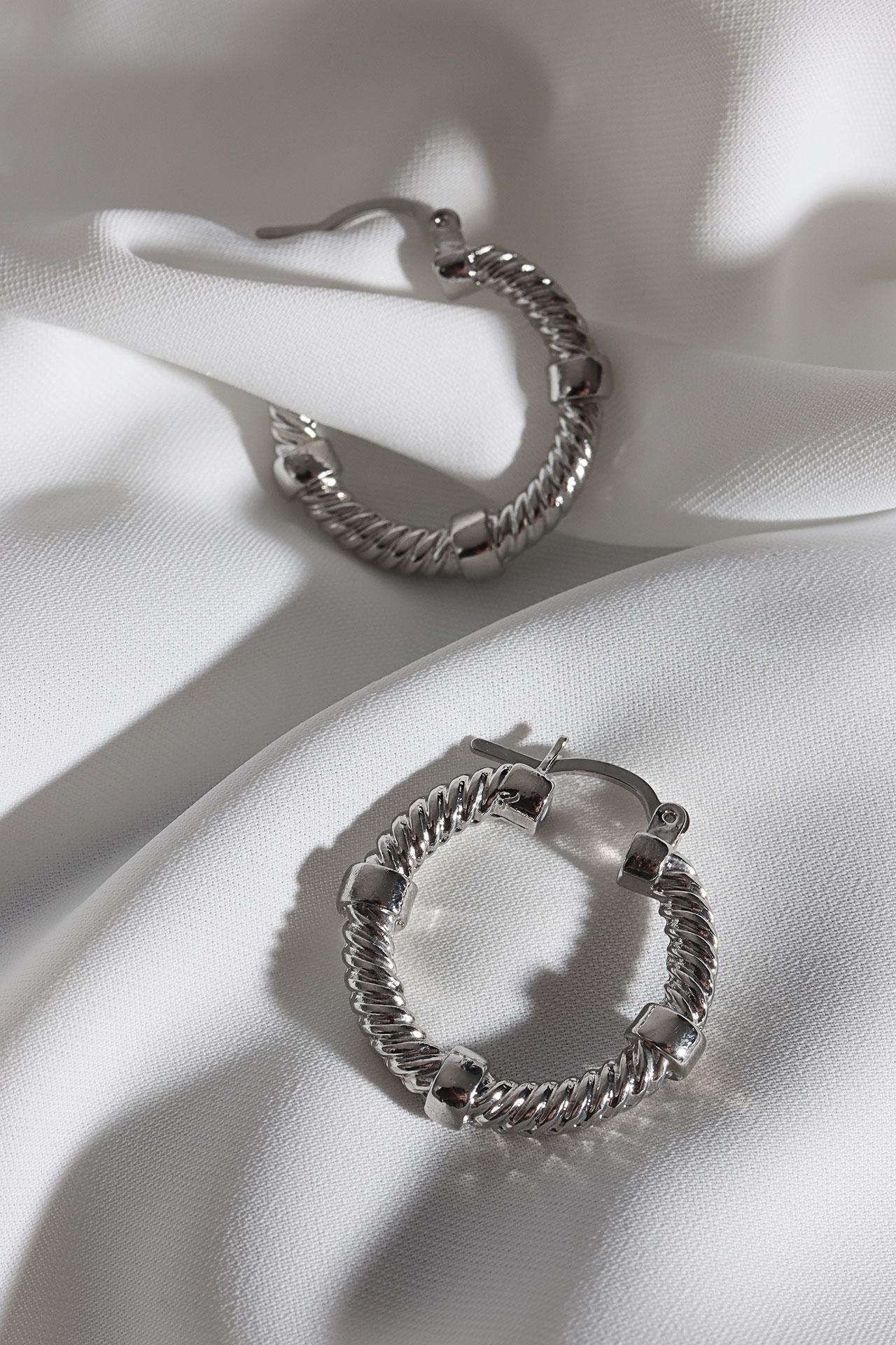 

Модель с поворотной кнопкой, винтажные серьги-кольца серебряного цвета