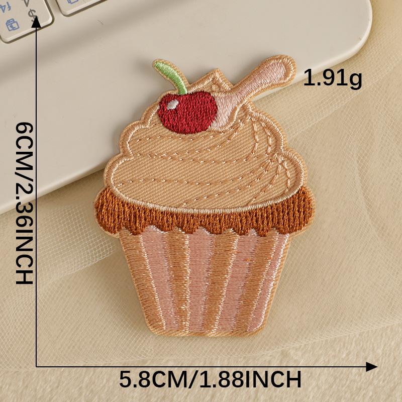 

Мультяшный торт самоклеящаяся вышитая тканевая нашивка - этикетка для аксессуаров одежды