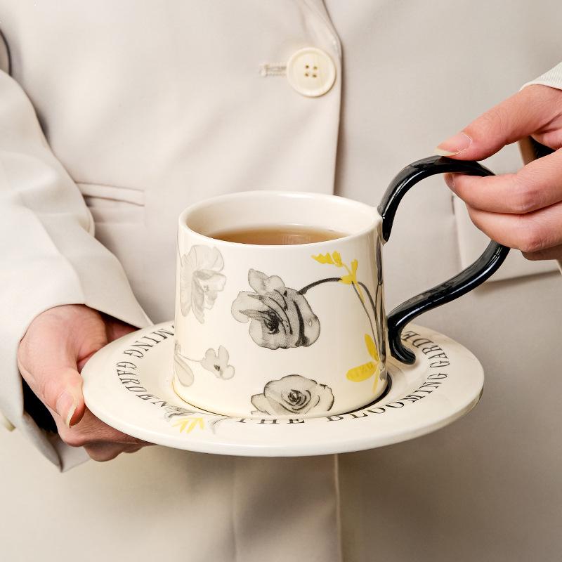 Luksusowy Zestaw Retro Ceramicznej Filiżanki do Kawy i Spodka na Popołudniową Herbatę - Eleganckie Pudełko Prezentowe w Zestawie