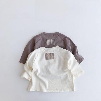 Bawełniany T-shirt z długim rękawem dla niemowlaka w stylu koreańskim z naszywką na plecach na wiosnę