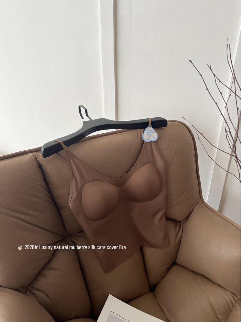 "Seamless Mulberry Silk Camisole with Chest Pads – Large Size, Lifting, and Exposure-Proof, Beautiful Back Design"