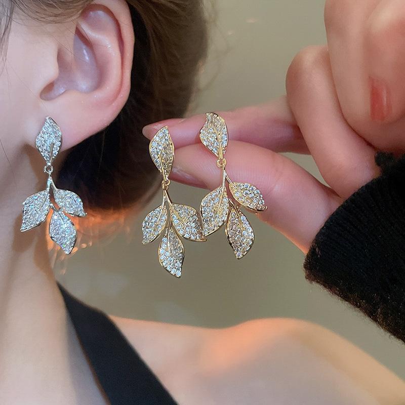 Zircon Leaf Tassel Earrings for Women High-end French Retro Fashion Drop Earring Temperament Versatile Luxury Designer Zircon
