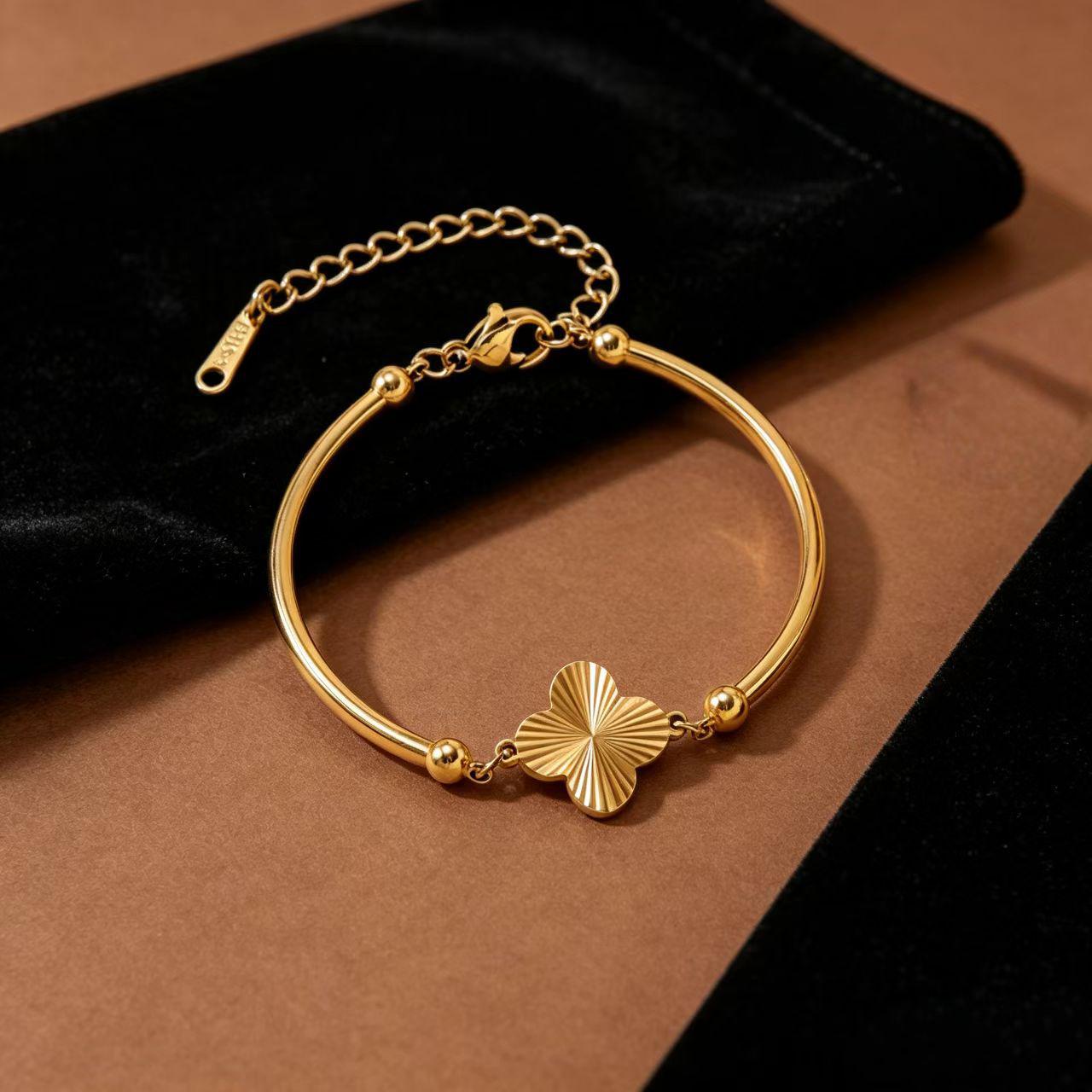 Elegant Four-Leaf Clover Gold-Plated Titanium Steel Adjustable Bracelet 18K