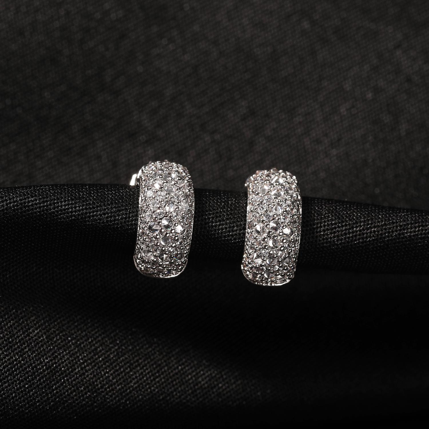 

THE BLING KING Clip Earrings Iced Out Irregular Cubic Zirconia Fashion Huggy Hoop Earrings Charm Jewelry Gift For Men Women срібний