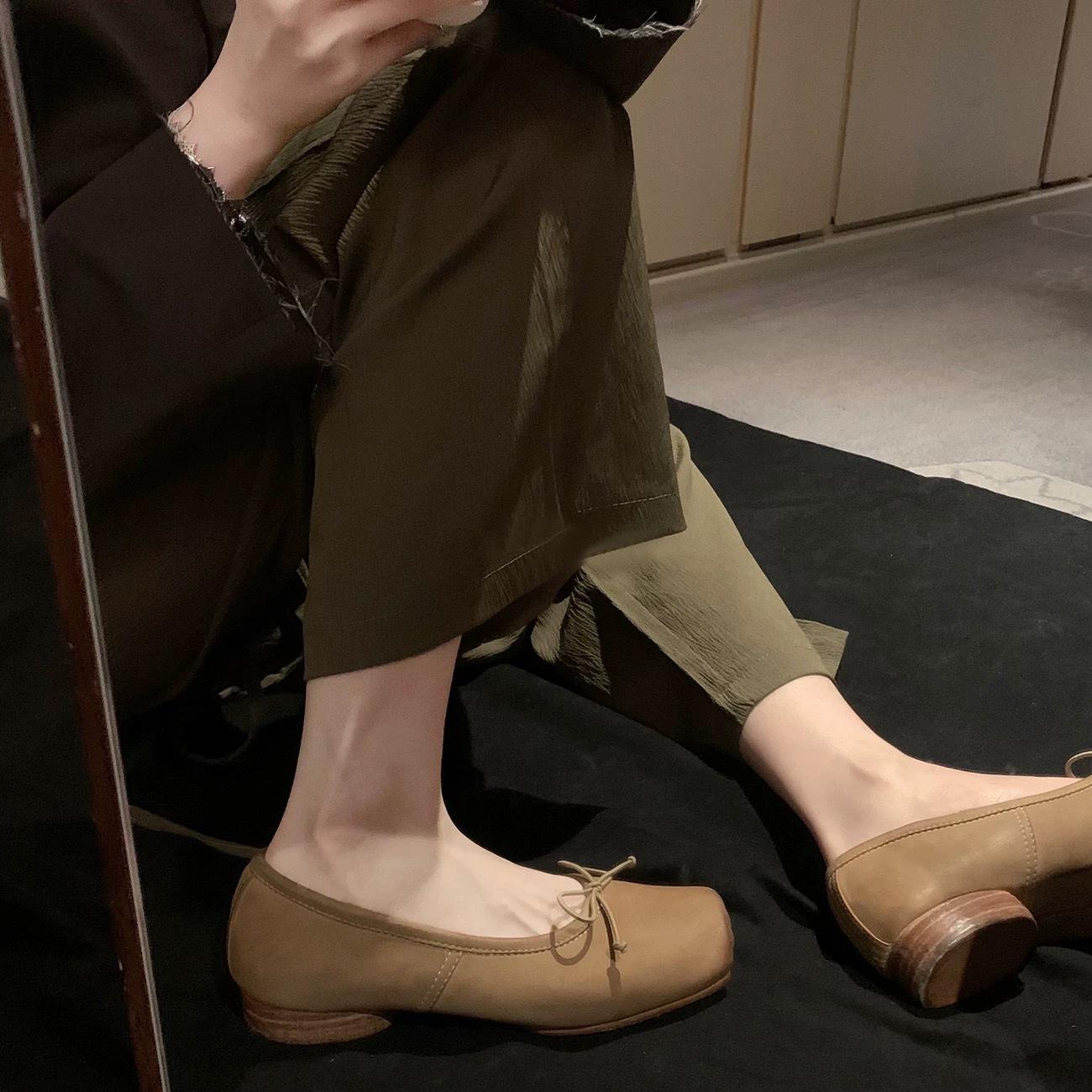 

Sheepskin version leather bow retro pig nose ballet high heels women s light mouth thick heel French Mary Jane single shoes 35