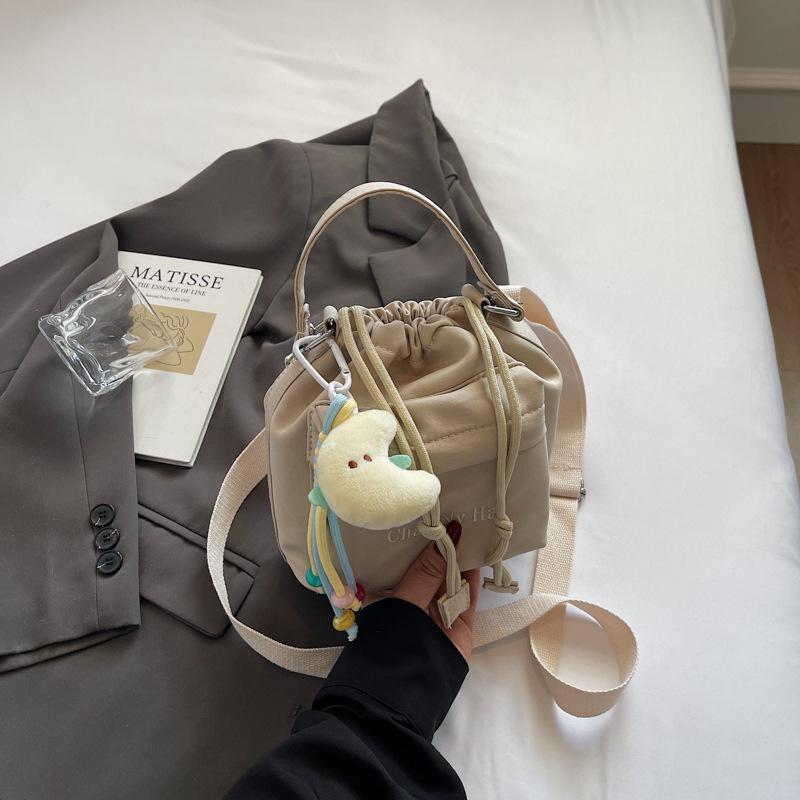 

Korean pleated drawstring bag mouth nylon shoulder bag fashion niche messenger bag casual art mobile phone bag new without pendant грязно-белый