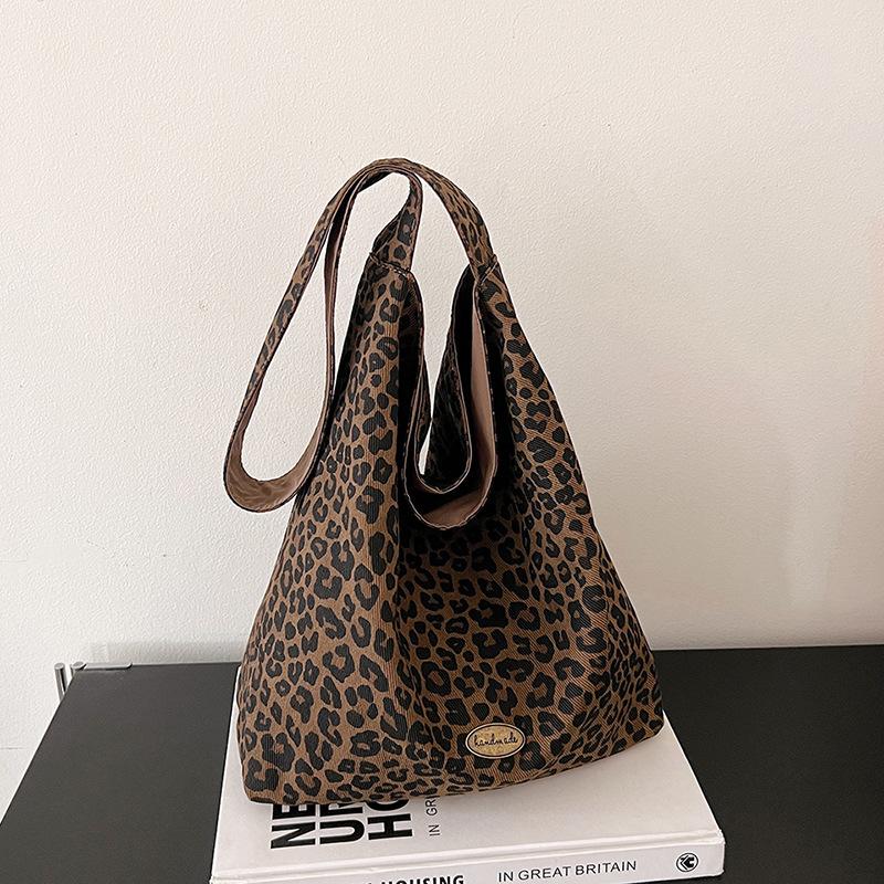 

Autumn new literary handbag simple small fresh leopard print shoulder bag casual fashion large capacity shopping bag