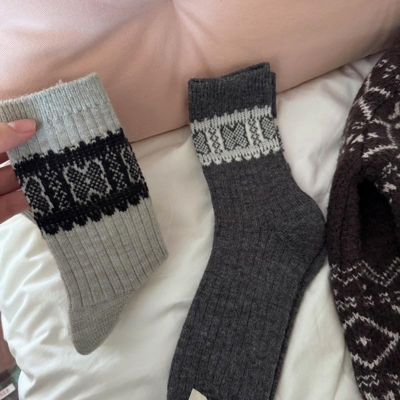Retro Cross-patterned Wool Socks for Autumn and Winter Warmth, Color-blocked Mid-calf Socks, Double-needle Soft and Sticky Socks