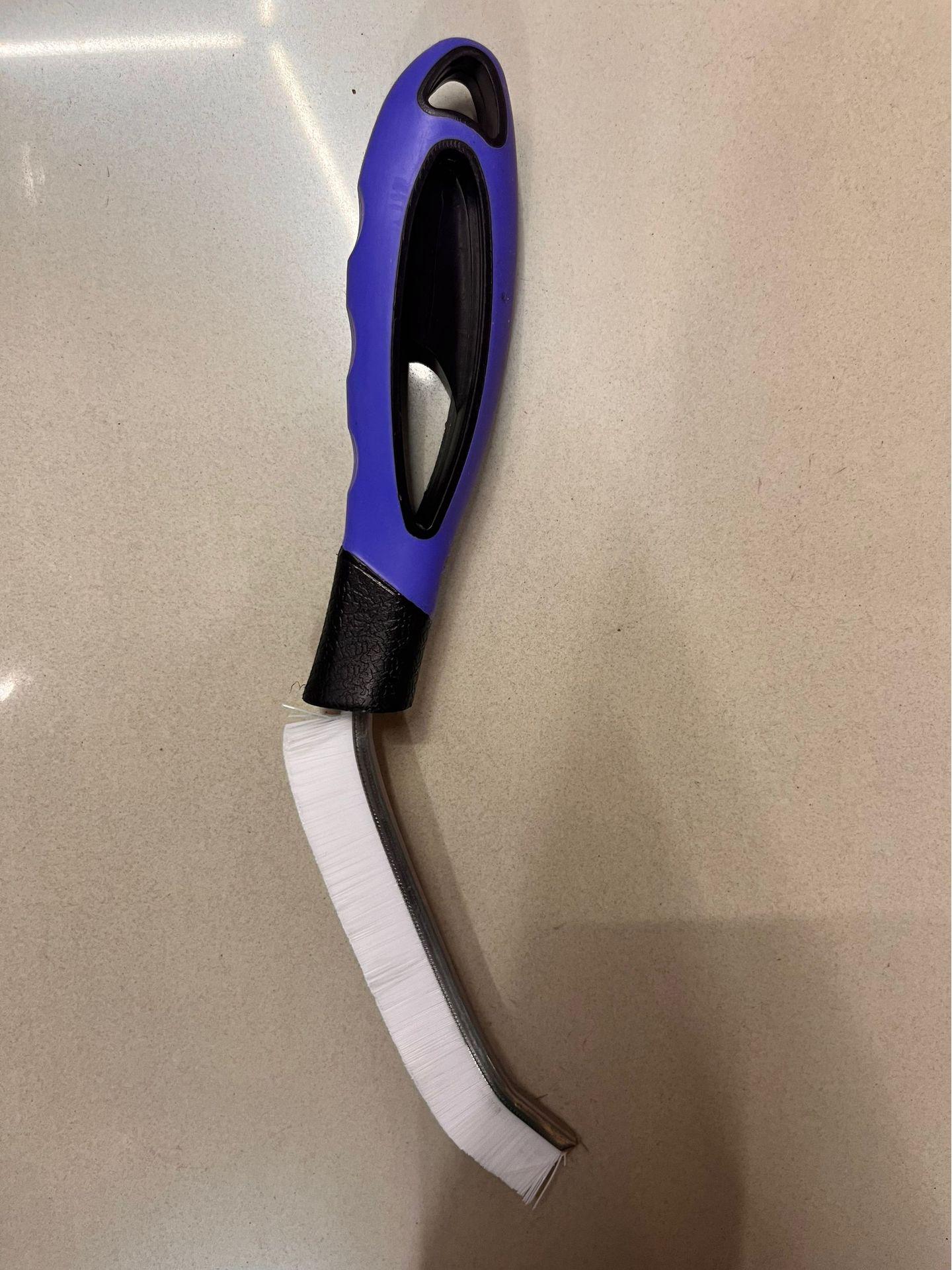 

Набор щеток для детализации интерьера и экстерьера автомобиля: Серповидная щетка и щелевая насадка для очистки колес, дверных швов и двигателя темно-синий