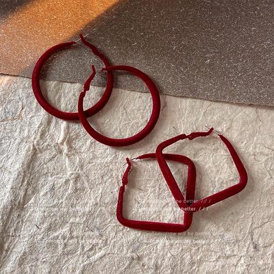 Festliche rote geometrische Creolen: Trendiges Herbst/Winter-Design für Damen